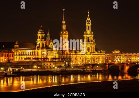 Gutshaus, Wohnhaus und Hofkirche bei Nacht, historische Altstadt von Dresden, Sachsen, Deutschland. Stockfoto