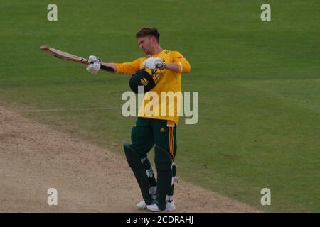 Chester le Street, England, 29. August 2020. Joe Clarke von Notts Outlaws feiert, nachdem er eine sechs getroffen hat, um das Vitality Blast Spiel gegen Durham Cricket zu gewinnen und 100 Runs zu erreichen. Quelle: Colin Edwards/Alamy Live News. Stockfoto