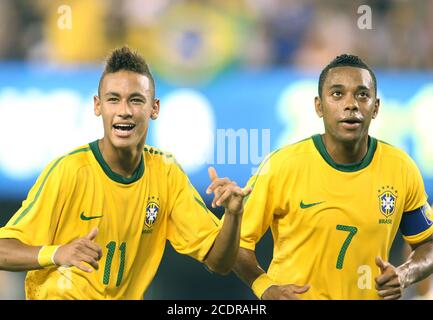 Neymar #11 und Robinho #7 aus Brasilien, nachdem Neymar #11 bei einem internationalen Freundschaftsspiel gegen die USA im Giants Stadium am 10. August getroffen hatte Stockfoto