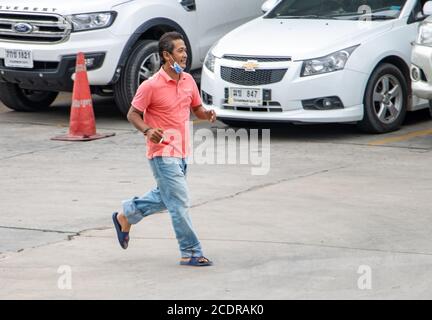 SAMUT PRAKAN, THAILAND, JUNI 26 2020, der fröhliche Mann mit einer Zigarette in der Hand auf der Straße läuft. Stockfoto