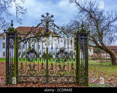 Hinter verschlossenen Toren - ein altes verlassenes und verfallenes Herrenhaus, Herrenhaus Ivenack, Mecklenburg-Vorpommern, Deutschland. Stockfoto