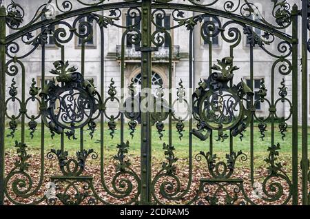 Hinter verschlossenen Toren - ein altes verlassenes und verfallenes Herrenhaus, Herrenhaus Ivenack, Mecklenburg-Vorpommern, Deutschland. Stockfoto