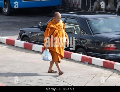 SAMUT PRAKAN, THAILAND, JUNI 26 2020, EIN buddhistischer Mönch mit einer Tasche geht auf der Straße. Stockfoto