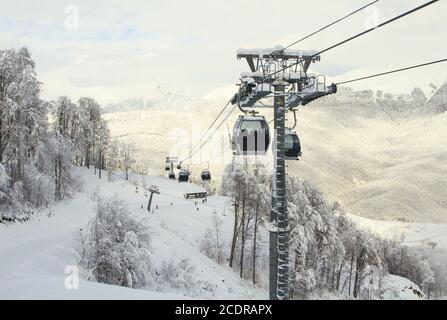 Sotschi, Russische Föderation - Januar 02, 2016: Gondelbahn im Skigebiet Sotschi, Roza Khutor Stockfoto