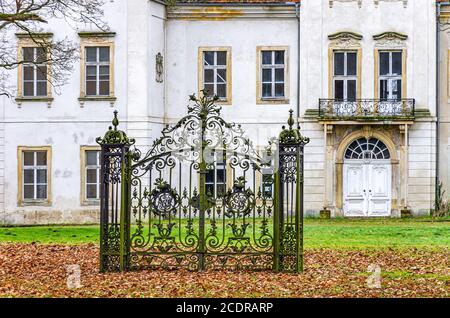 Hinter verschlossenen Toren - ein altes verlassenes und verfallenes Herrenhaus, Herrenhaus Ivenack, Mecklenburg-Vorpommern, Deutschland. Stockfoto