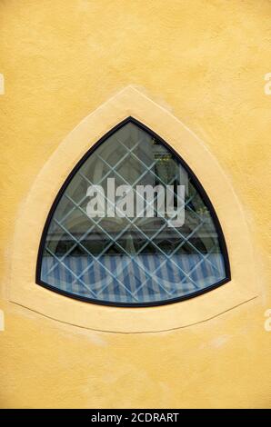 Architektonisches Detail, dreieckiges Fenster mit gotischem Tracery dahinter, Altstadt Freiburg im Breisgau, Baden-Württemberg, Deutschland. Stockfoto