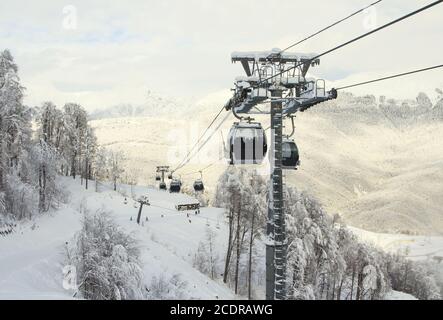 Sotschi, Russische Föderation - Januar 02, 2016: Gondelbahn im Skigebiet Sotschi, Roza Khutor Stockfoto