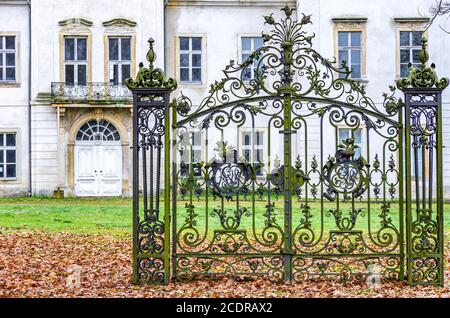 Hinter verschlossenen Toren - ein altes verlassenes und verfallenes Herrenhaus, Herrenhaus Ivenack, Mecklenburg-Vorpommern, Deutschland. Stockfoto