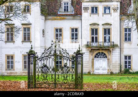 Hinter verschlossenen Toren - ein altes verlassenes und verfallenes Herrenhaus, Herrenhaus Ivenack, Mecklenburg-Vorpommern, Deutschland. Stockfoto