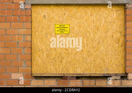 Deutsches Schild, das besagt, dass die Einreise verboten ist und die Eltern haften. Stockfoto