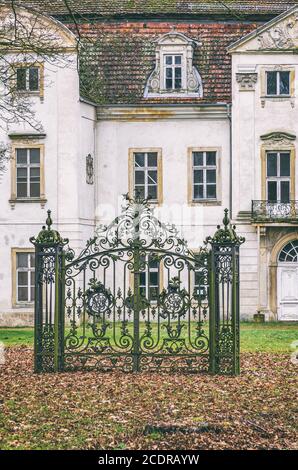 Hinter verschlossenen Toren - ein altes verlassenes und verfallenes Herrenhaus, Herrenhaus Ivenack, Mecklenburg-Vorpommern, Deutschland. Stockfoto