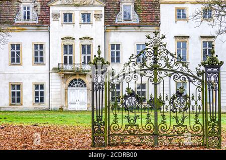 Hinter verschlossenen Toren - ein altes verlassenes und verfallenes Herrenhaus, Herrenhaus Ivenack, Mecklenburg-Vorpommern, Deutschland. Stockfoto