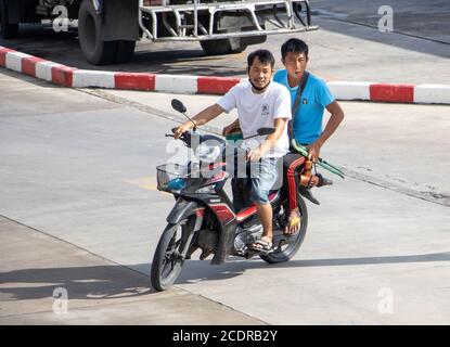 SAMUT PRAKAN, THAILAND, JUNI 26 2020, zwei Männer fahren auf dem Motorrad auf der Straße. Stockfoto