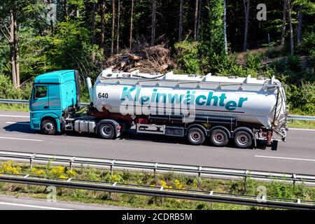 Kleinwächter Mercedes-Benz Actros mit Silo Anhänger auf der Autobahn. Stockfoto