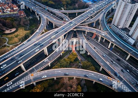Shanghai Yanan Straße Überführung Brücke mit starkem Verkehr in China. Stockfoto