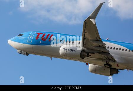 Stuttgart, Deutschland. August 2020. Eine Boeing 737-800 der deutschen Fluggesellschaft Tuifly startet vom Flughafen Stuttgart. Quelle: Christoph Schmidt/dpa/Alamy Live News Stockfoto