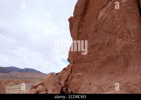 Yerba Buena, Hierbas Buenas Aufschluss in der Atacama, wo Reisende stoppten, trägt eine künstlerische Darstellung der Tiere des präkolumbianischen Volkes. Stockfoto