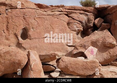 Yerba Buena, Hierbas Buenas Aufschluss in der Atacama, wo Reisende stoppten, trägt eine künstlerische Darstellung der Tiere des präkolumbianischen Volkes. Stockfoto