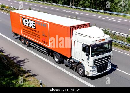 Menke DAF XF LKW mit Boxanhänger auf der Autobahn. Stockfoto