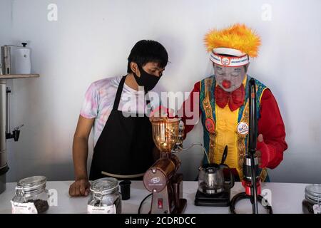 Bekasi, Indonesien. August 2020. Ein Barista und ein Clown (Aku Badut Indonesia) machen Kaffee für Kunden in ihrem Coffee Shop in Bekasi, West Java, Indonesien, 29. August 2020. Indonesian Clownentschied sich, in das kulinarische Geschäft wegen des Mangels an Unterhaltung Jobs während des COVID19 Ausbruchs zu wagen. Ein Teil der Einnahmen aus dem Coffee Shop wird zur Finanzierung ihrer sozialen Aktivitäten verwendet. (Foto: Evan Praditya/INA Photo Agency/Sipa USA) Quelle: SIPA USA/Alamy Live News Stockfoto