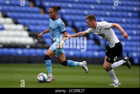 Coventry City's Jodi Jones (links) während der Vorsaison freundlich an der London Road, Peterborough. Stockfoto