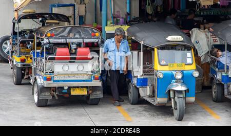 SAMUT PRAKAN, THAILAND, JULI 26 2020, EINE Station der traditionellen Motor-Dreiräder Tuk Tuk mit Fahrern warten auf Passagiere Stockfoto