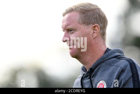 Lohne, Deutschland. August 2020. Fußball: Testspiele: SV Werder Bremen - FC St.Pauli. St. Paulis Trainer Timo Schultz geht in die Pause. Kredit: Carmen Jaspersen/dpa - WICHTIGER HINWEIS: Gemäß den Bestimmungen der DFL Deutsche Fußball Liga und des DFB Deutscher Fußball-Bund ist es untersagt, im Stadion und/oder aus dem Spiel aufgenommene Aufnahmen in Form von Sequenzbildern und/oder videoähnlichen Fotoserien zu nutzen oder auszunutzen./dpa/Alamy Live News Stockfoto