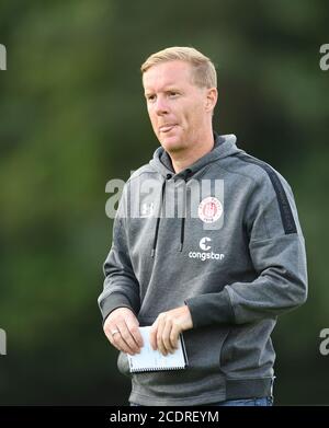 Lohne, Deutschland. August 2020. Fußball: Testspiele: SV Werder Bremen - FC St.Pauli. St. Paulis Trainer Timo Schultz geht in die Pause. Kredit: Carmen Jaspersen/dpa - WICHTIGER HINWEIS: Gemäß den Bestimmungen der DFL Deutsche Fußball Liga und des DFB Deutscher Fußball-Bund ist es untersagt, im Stadion und/oder aus dem Spiel aufgenommene Aufnahmen in Form von Sequenzbildern und/oder videoähnlichen Fotoserien zu nutzen oder auszunutzen./dpa/Alamy Live News Stockfoto