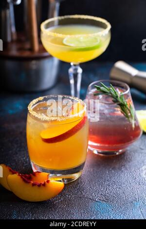 Verschiedene Sommercocktails auf dunklem Hintergrund Stockfoto