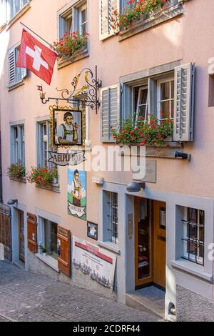 ZÜRICH, SCHWEIZ, JUL 30 2020, das historische Haus mit traditioneller Kneipe in der Altstadt, Zürich, Schweiz. Stockfoto