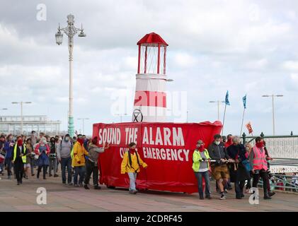 Extinction Rebellion-Aktivisten schieben das Leuchtschiff Greta entlang der Küste von Brighton, bevor es nach London kommt, während ein Wochenende der Extinction Rebellion-Aktion im ganzen Land beginnt. Bilddatum: Samstag, 29. August 2020. Siehe PA Geschichte PROTEST Climate. Bildnachweis sollte lauten: Gareth Fuller/PA Wire Stockfoto