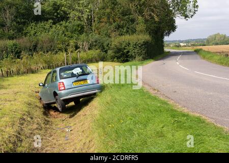 Verlassene Auto in einem Graben, nachdem es eine Ecke zu schnell dauerte. Stockfoto