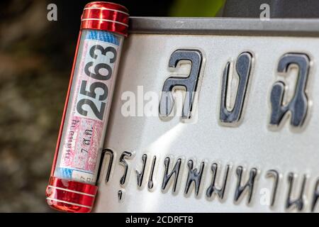 SAMUT PRAKAN, THAILAND, JUN 23 2020, Bestätigung der Versicherung in der Stahlbox auf dem Kennzeichen des Fahrzeugs befestigt - Motorrad. Stockfoto