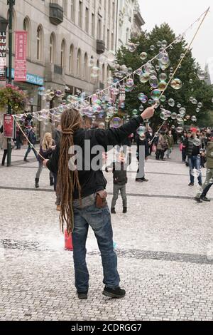 Straßenkünstler in der Prager Altstadt macht Seife Blasen Stockfoto