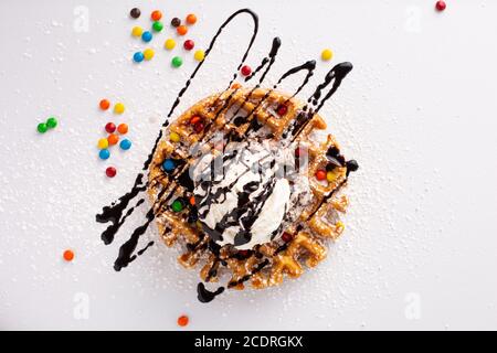 Belgische Waffel mit einer Kugel Eis und Schlagsahne Creme Stockfoto