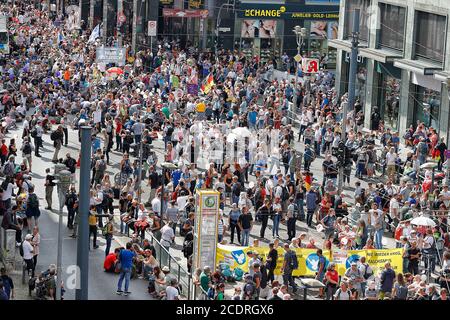 BERLIN, 29-04-2020 Hunderttausende Menschen aus ganz Deutschland und Europa versammelten sich in der Hauptstadt Berlin, um gegen die Regierung zu protestieren, die die Freiheitsrechte nach den neuen normalen Corona-Regeln wegnimmt. Stockfoto