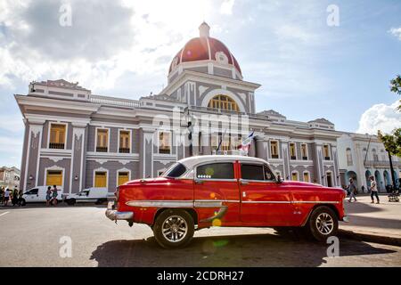 Cienfuegos, Kuba - 17. Dezember 2016: Rathaus in Jose Marti Park, der UNESCO-Weltkulturerbe Haupt s Stockfoto