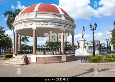 Cienfuegos, Kuba - 17. Dezember 2016: Jose Marti Park, der Hauptplatz von Cienfuegos (UNESCO Welt H Stockfoto