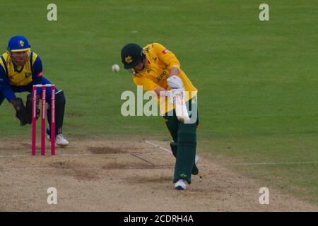 Chester le Street, England, 29. August 2020. Joe Clarke von Notts Outlaws trifft eine sechs, um das Vitality Blast Match gegen Durham Cricket zu gewinnen und 100 Runs zu erreichen. Quelle: Colin Edwards/Alamy Live News. Stockfoto