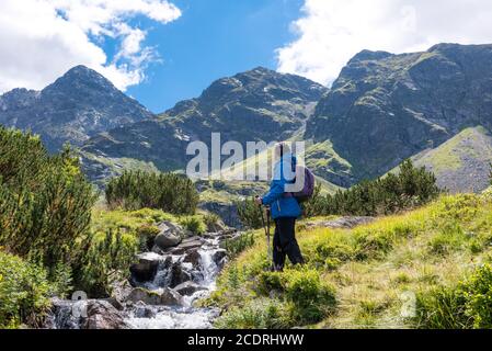 Sportliche Wanderer in der Nähe der Sommer Frühling im Tatra Nationalpark, Zakopane, Polen Stockfoto