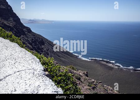 Blick vom Mirador de Guinate in Richtung Famara, Lanzarote, Kanarische Inseln, Spanien, Europa Stockfoto