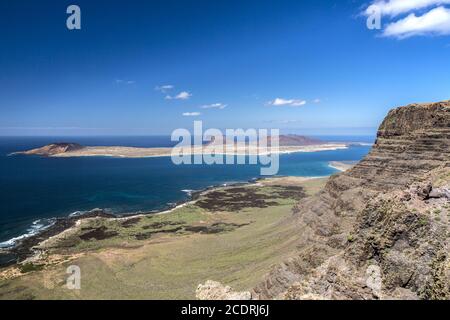 Blick vom Mirador de Guinate auf die Insel La Graciosa, Lanzarote, Kanarische Inseln, Spanien, Europa Stockfoto