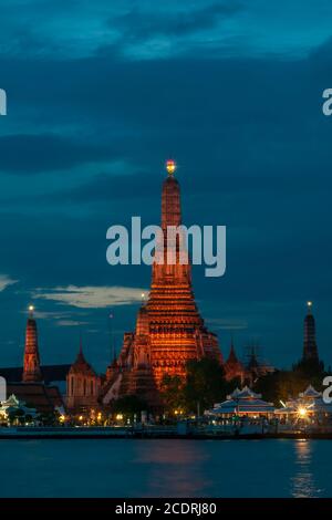 Schöne vertikale Ansicht des berühmten Wat Arun, dem buddhistischen Tempel der Morgendämmerung, im Licht der blauen Stunde nach Sonnenuntergang, Bangkok, Thailand Stockfoto