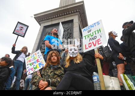 Trafalgar Square, London, Großbritannien. August 2020. Tausende von Demonstranten versammelten sich auf dem Trafalgar Square, um Reden zu hören und sich in Anti-Maskenverschleiß- und Anti-Lock-Down-Maßnahmen sowie Anti-Covid19-Impfstoff zu vereinen, bevor sie zur Downing Street marschierten. Die Demonstration wurde von einem breiten Spektrum von Menschen besucht und war lebhaft und laut. Quelle: Natasha Quarmby/Alamy Live News Stockfoto
