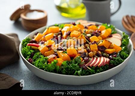 Herbstsalat mit Grünkohl, geröstetem Kürbis und Äpfeln Stockfoto