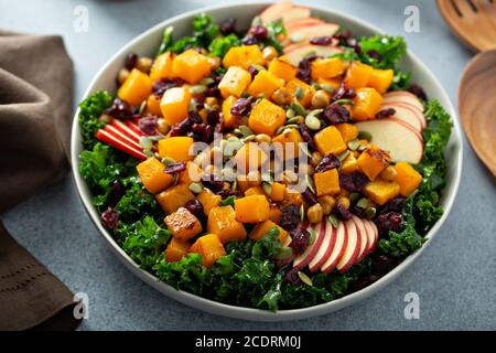 Herbstsalat mit Grünkohl, geröstetem Kürbis und Äpfeln Stockfoto