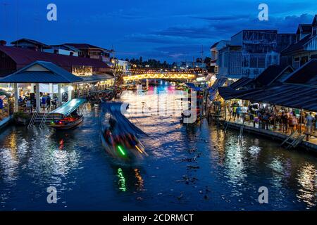 BANGKOK, THAILAND, 18 2020. JULI, EIN Sonnenuntergang am Khlong Lat Mayom Floating Market mit verschwommenem Bewegungsboot in einem Wasserkanal. Stockfoto
