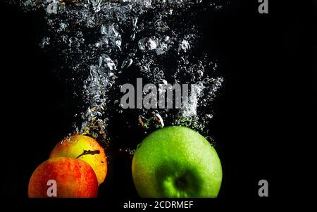 Äpfel im Wasser Stockfoto
