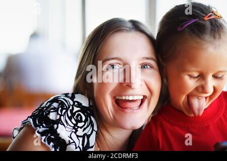 Glückliche Mutter und Tochter Stockfoto