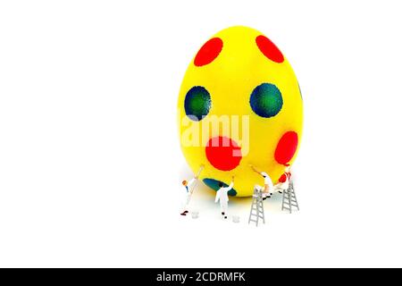Miniatur-Figuren Malerei gelb osterei Stockfoto